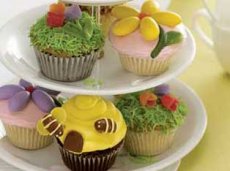 Daisies, Phlox and Bees Cupcakes