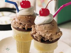 Nifty '50s Ice-Cream Cone Cakes