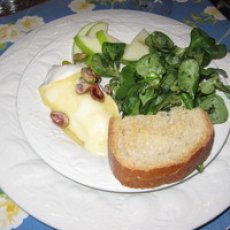 Mache with warm brie and apples Recipe